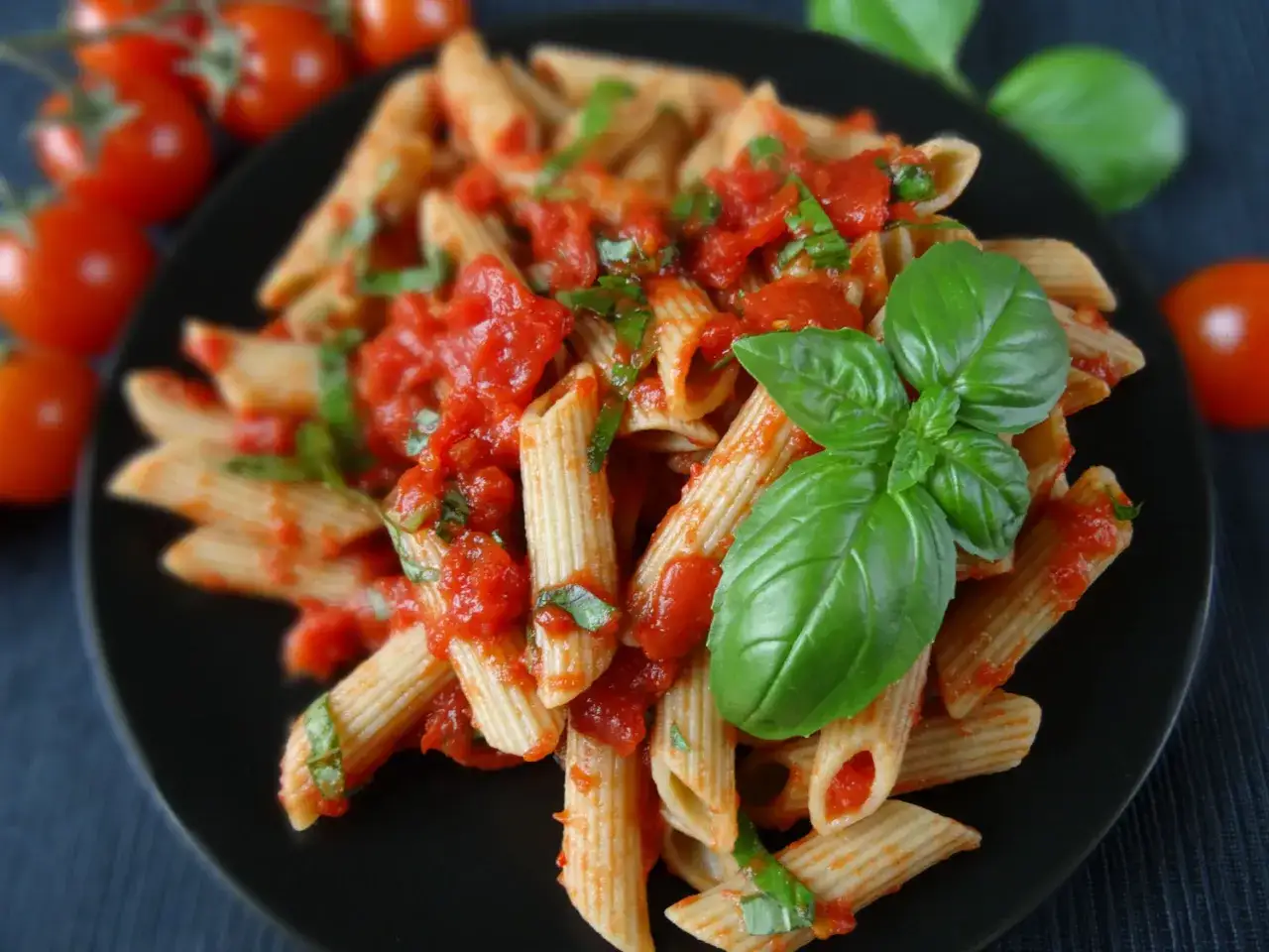 Penne z sosem pomidorowym i bazylią, klasyczne spaghetti napoli, ozdobione świeżymi liśćmi bazylii.