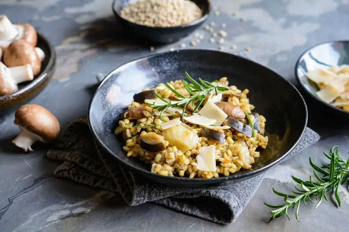 Pyszne risotto z grzybami i parmezanem, idealne na jesienny obiad. Prosty przepis na risotto.