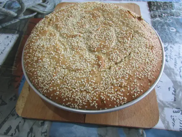 Okazałe ciasto z tahini, posypane obficie sezamem, czeka na pokrojenie.