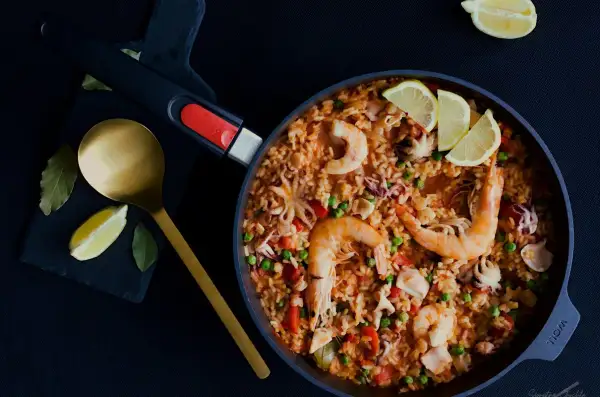 Pyszna paella z owocami morza, idealna na obiad. Ten przepis na paellę zachwyci każdego!