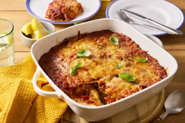 Pyszna parmigiana w naczyniu, gotowa do podania. Idealny przepis na obiad.