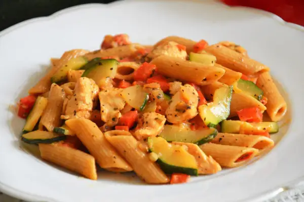 Penne z kurczakiem i cukinią w sosie pomidorowym. Pyszny makaron z warzywami, idealny na szybki obiad.