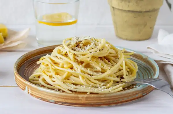 Pyszne spaghetti cacio e pepe, proste i szybkie do przygotowania. Idealne na obiad, gdy masz ochotę na coś włoskiego.