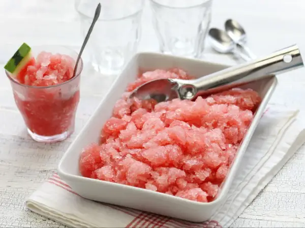Orzeźwiająca granita z arbuza, idealna na upalne dni. Prosty przepis na domową granita.
